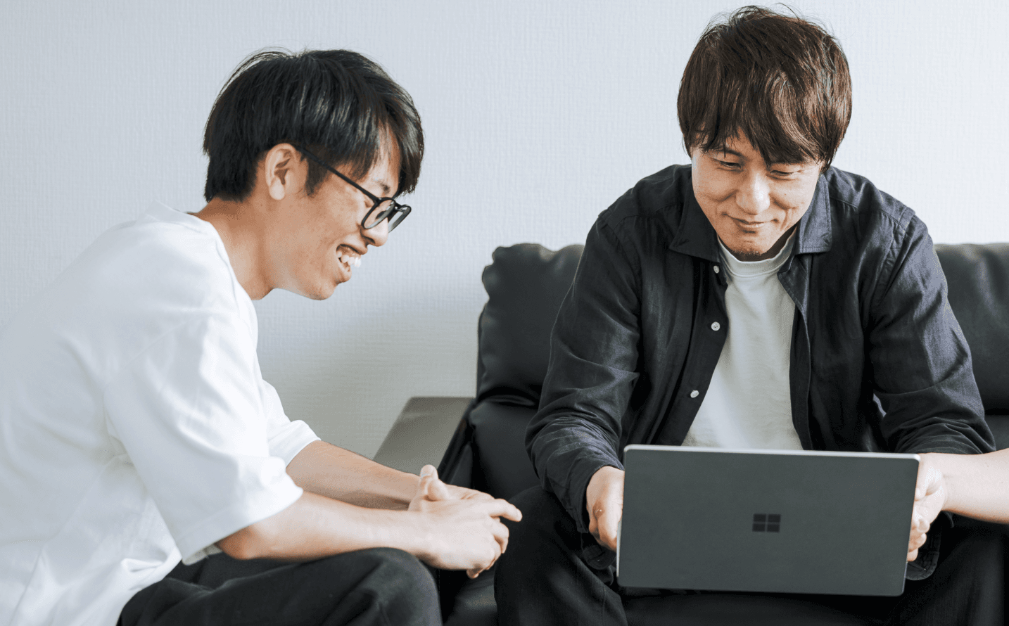 ノートパソコンを前に語り合うメンバー