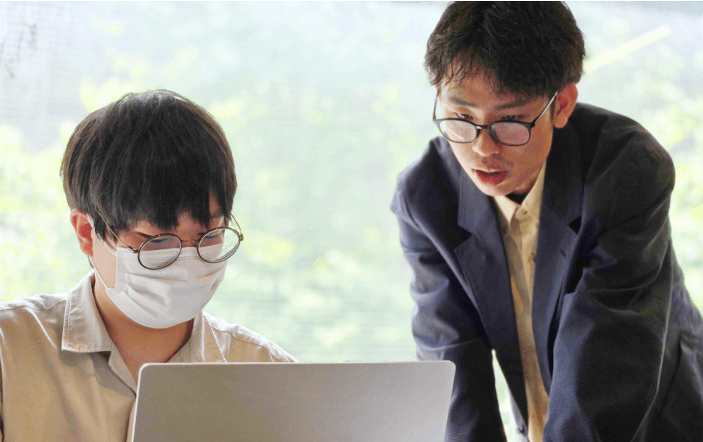 先輩の助言を受けながら作業を進めるインターン生