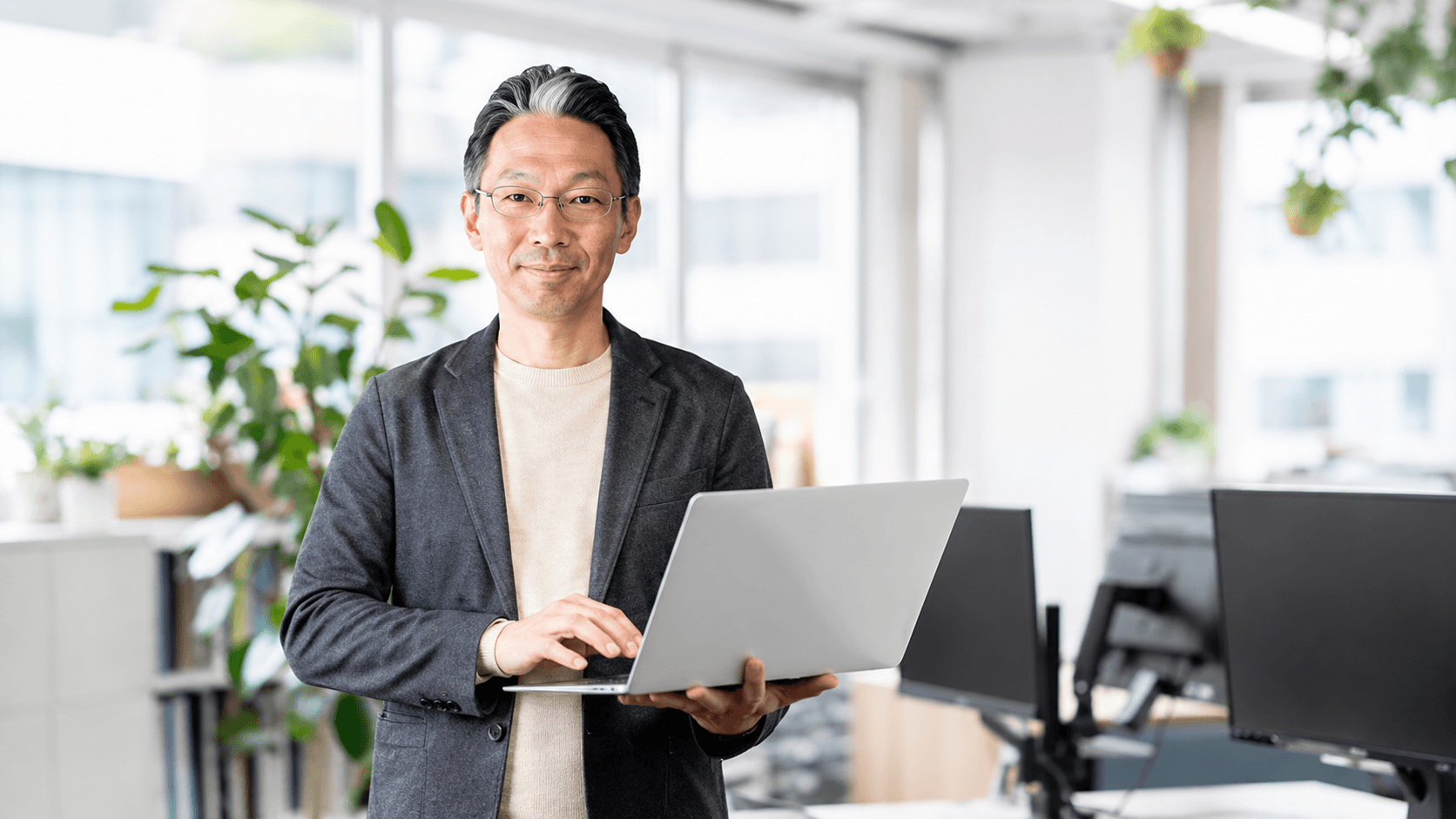 メンバーと打ち合わせをする中村悦也