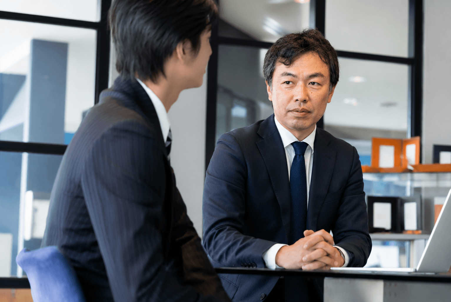 業務にあたる中村 謙一