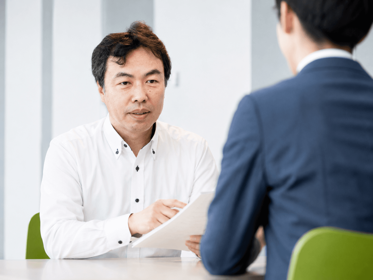 メンバーと打ち合わせをする中村 謙一